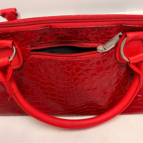 NEW Elegant Red Crocodile-Embossed insulated Handbag - Picture 3 of 6